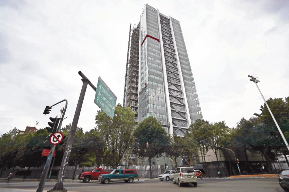 Hace más de dos años, el edificio sede de la Secretaría de Economía registró una inclinación, por lo que fue sometido a obras de reforzamiento y remodelación que incluyeron aspectos como la colocación de disipadores sísmicos. Foto: ALEJANDRA LEYVA.