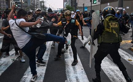 Chocan más de 3 mil manifestantes anti-Dina contra policías en Perú