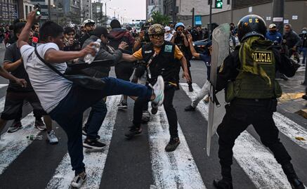 Chocan más de 3 mil manifestantes anti-Dina contra policías en Perú