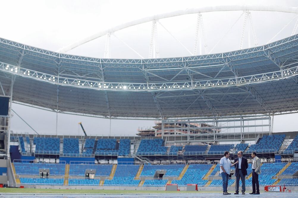 El alcalde de Río, Eduardo Paes (izq.), conversa con Carlos Arthur Nuzman, del comité organizador de los JO, en la presentación del estadio olímpico (RICARDO MORAES. REUTERS)