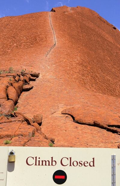 Monolito sagrado de Australia tiene crisis por basura y turismo