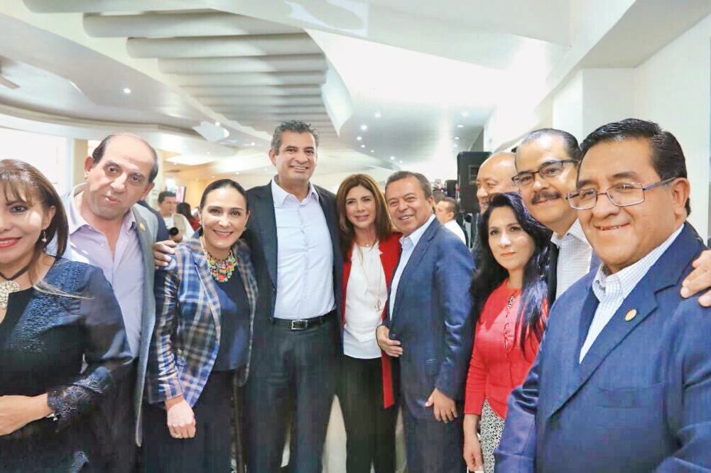 El presidente del PRI, Enrique Ochoa (tercero de izq. a der.), en compañía del diputado César Camacho (quinto de izq. a der.), dijo después de reunirse con legisladores priístas que las voces dentro del partido serán escuchadas. FOTO: TOMADA DE TWITTER