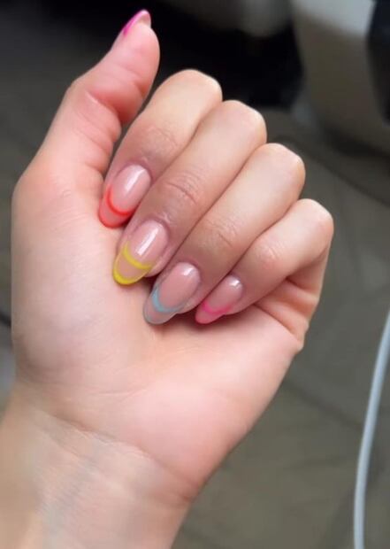 Arianny Tenorio luce uñas francesas de colores y marca tendencia