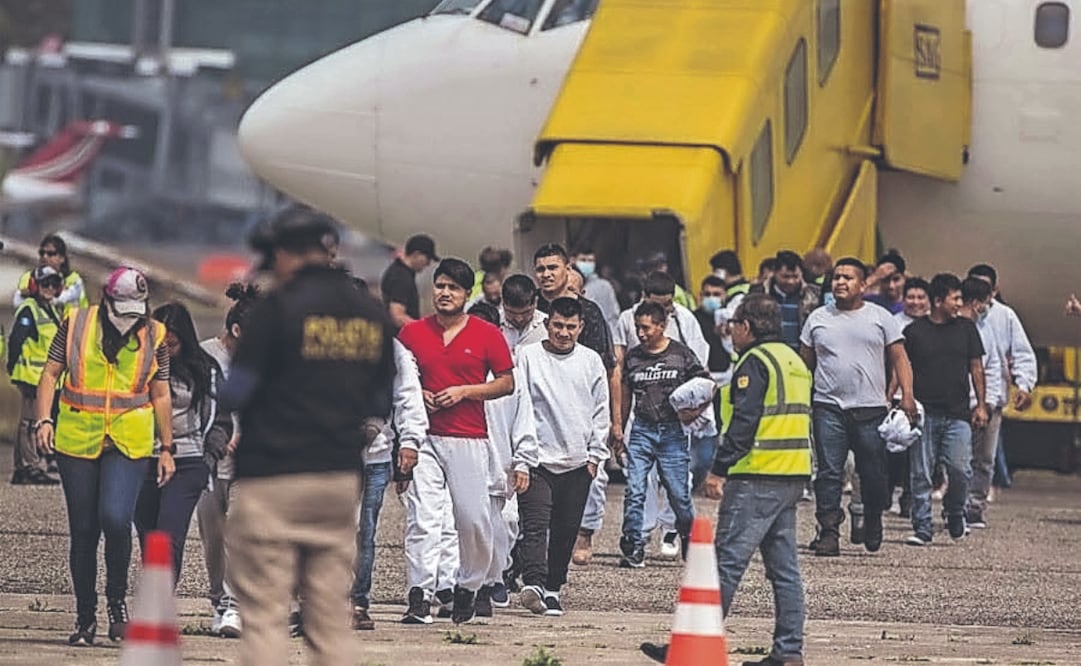 Hondureños deportados de Estados Unidos. Foto: Cortesía Migración de Honduras.