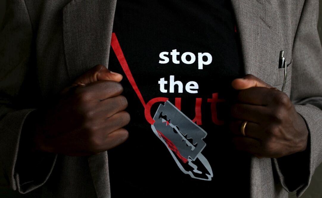 A man shows the logo of a T-shirt that reads "Stop the Cut" referring to Female Genital Mutilation (FGM) - Photo: Siegfried Modola/Photo