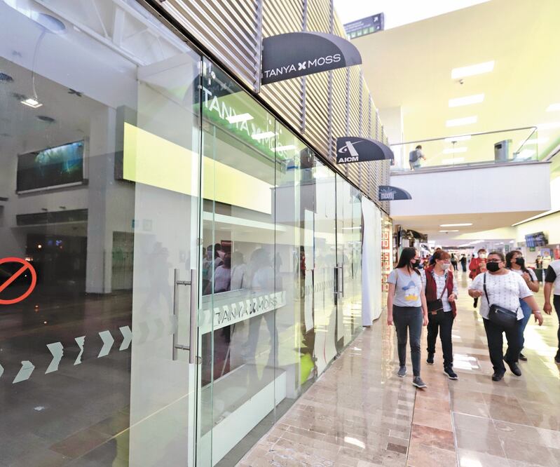 Los comerciantes en la Terminal 1 comentan que si bien el tráfico de pasajeros en el aeropuerto capitalino se recupera gradualmente, no se compara con los niveles de 2019. FOTOS: BERENICE FREGOSO. EL UNIVERSAL