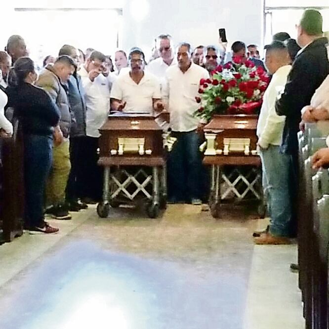 Familiares y amigos acudieron a la misa de cuerpo presente de Elías y Cuitláhuac Hernández, en la parroquia de Nuestra Señora de San Juan. SANDRA TOVAR. EL UNIVERSAL