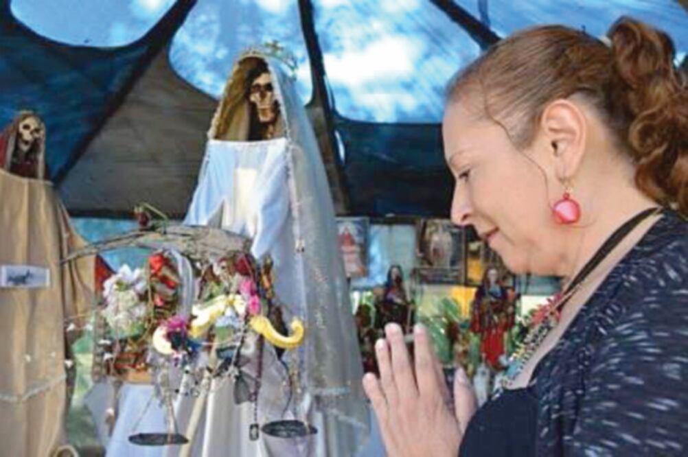 Creyentes se reunieron en el templo ubicado en la avenida López Portillo, en Tultitlán, Estado de México, para dar el último adiós a la madre del Comandante Pantera, fundador del sitio. (ARCHIVO EL UNIVERSAL)