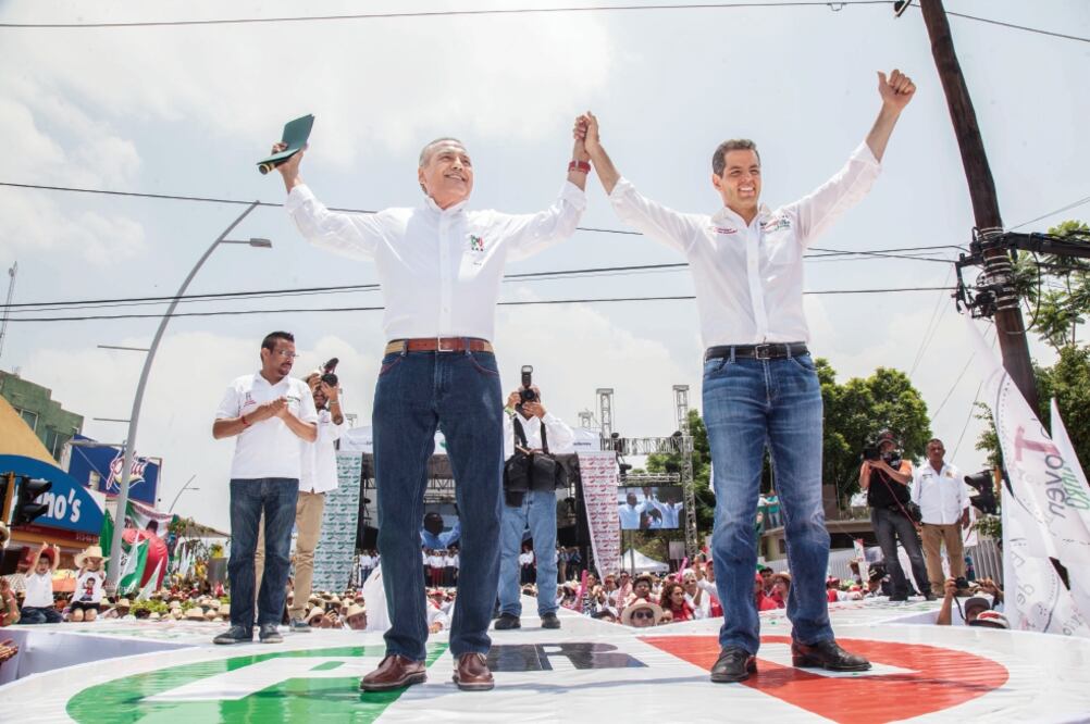 Durante el cierre de campaña en la región centro, el candidato aliancista estuvo acompañado de Manlio Fabio Beltrones, presidente nacional del PRI, así como del ex gobernador Heladio Ramírez y líderes sindicales y campesinos (GERMÁN ESPINOSA. EL UNIVERSA)