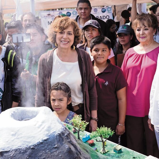 La jefa de Gobierno, Claudia Sheinbaum, y Rosaura Ruíz Gutiérrez, secretaria de Educación, Ciencia, Tecnología e Innovación, con estudiantes en el Parque Tezozómoc. GRACIELA LÓPEZ. CUARTOSCURO
