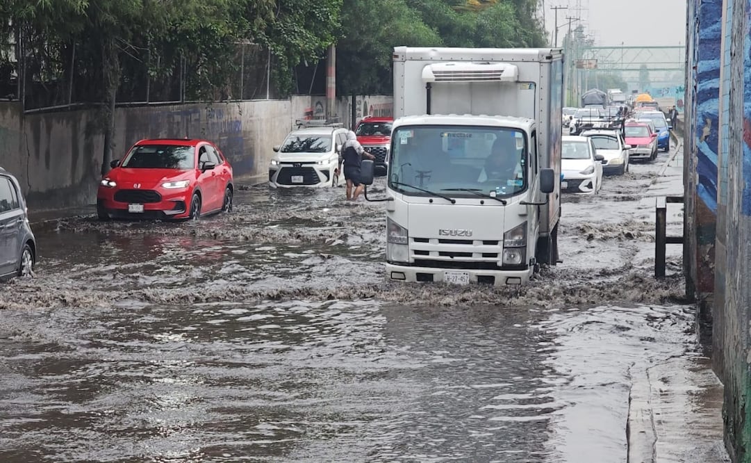 Encharcamientos afectan Gran Canal en GAM; lluvias dejan vehículos varados y complican la circulación. Foto: Especial