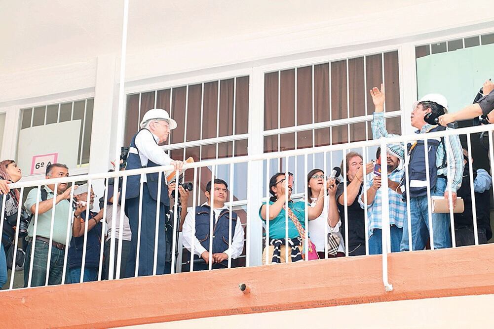 La Secretaría de Educación Pública junto con el Colegio de Ingenieros Civiles de México realizan recorridos de inspección por los diversos planteles afectados por el terremoto del pasado 19 de septiembre (SEP)