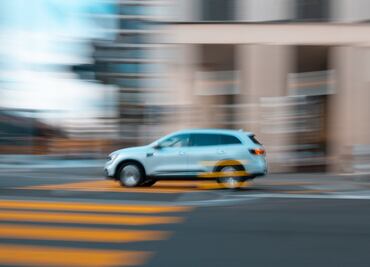 ¿Por qué no sirve frenar para engañar al radar de velocidad?