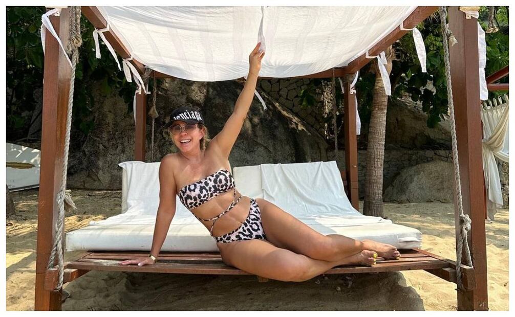 Rocío Sánchez Azuara combinó su bikini animal print con una gorra de Balenciaga. Mira cuánto cuesta. Imagen: Instagram de Rocío Sánchez Azuara.