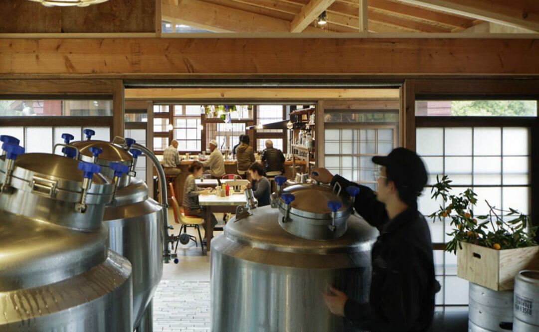 Bar que expende las cervezas hechas dentro del mismo edificio. Foto: Especial