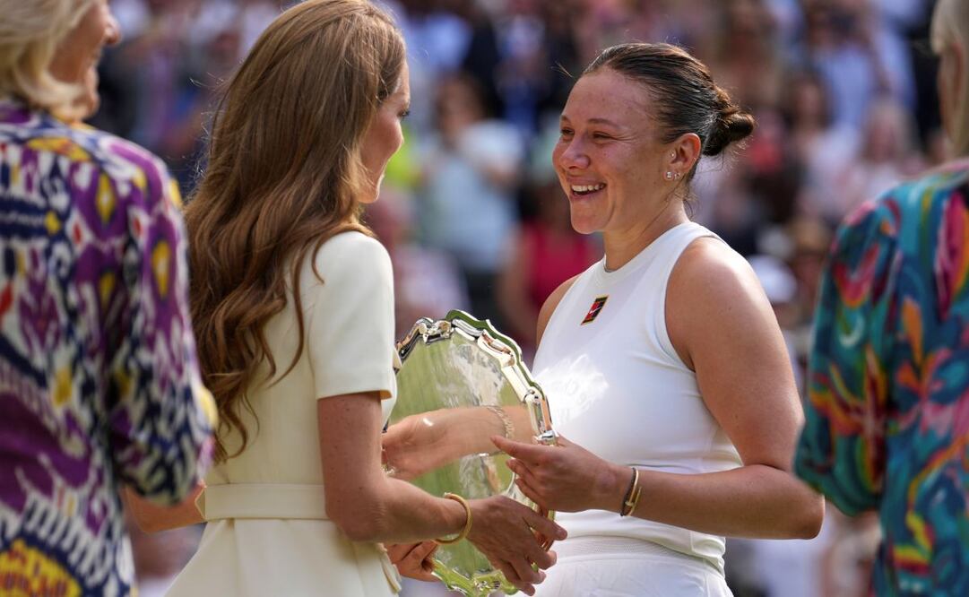 Amanda Anisimova de Estados Unidos recibe su trofeo de subcampeona de manos de Kate, Princesa de Gales, tras perder ante la polaca Iga Swiatek durante la final individual femenina del Campeonato de Tenis de Wimbledon en Londres, el sábado 12 de julio de 2025. Foto: AP