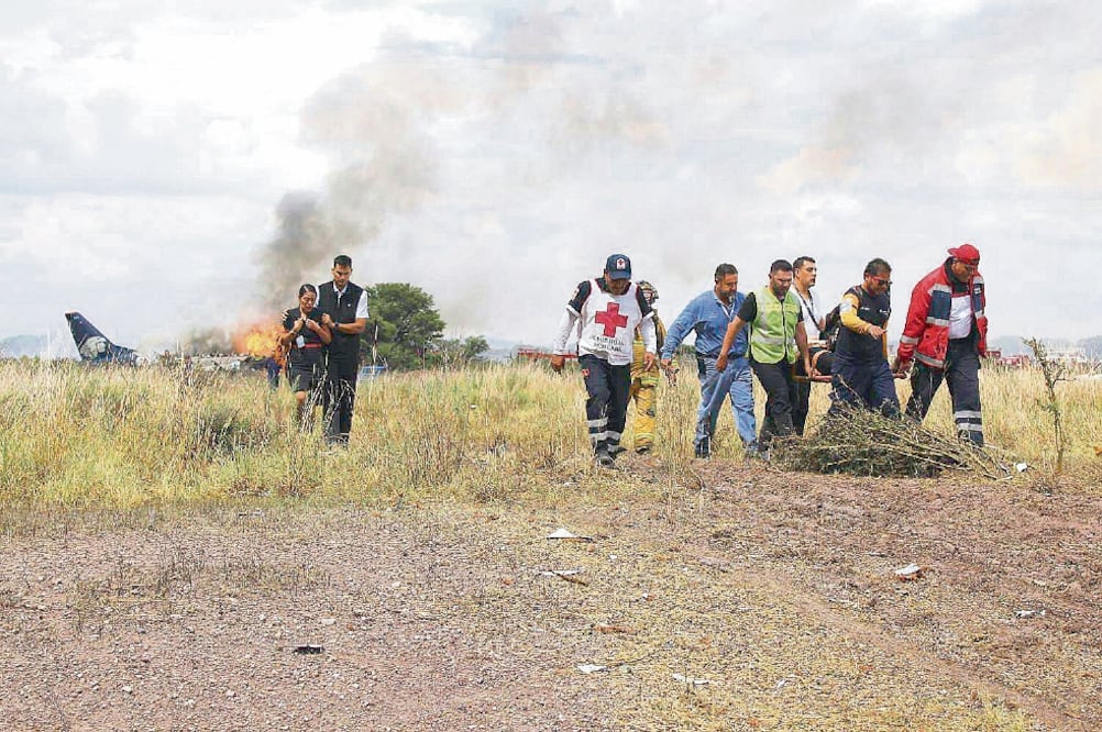 Un avión se desplomó ayer después de despegar del Aeropuerto Internacional Guadalupe Victoria. A bordo viajaban 99 pasajeros (entre ellos 9 menores y 2 infantes) y cuatro miembros de la tripulación (FOTOS: AP, AFP Y REUTERS)