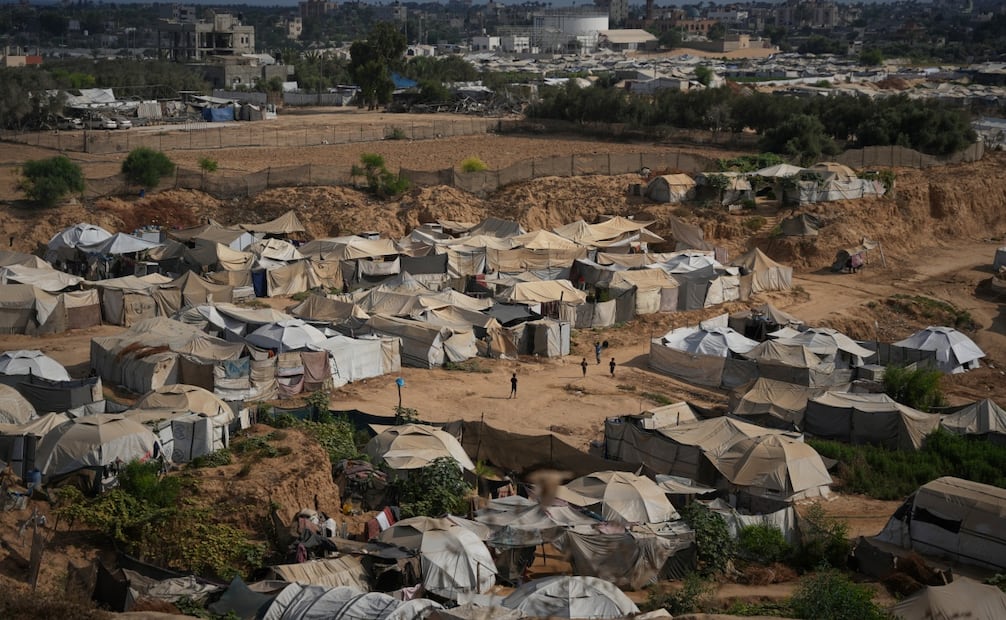Niños palestinos juegan en un espacio abierto de un campamento improvisado para personas desplazadas en Deir al-Balah, en el centro de Gaza. Foto: AP