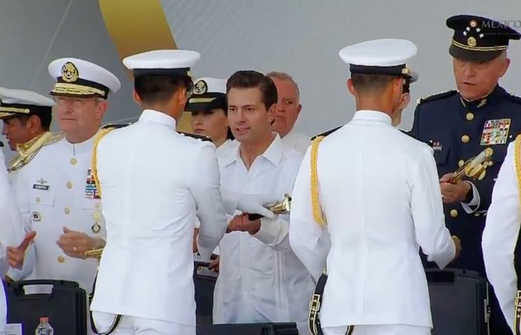 El Presidente entregó premios académicos a cadetes de la Heroica Escuela Naval Militar Generación 2018. Foto: @PresidenciaMX