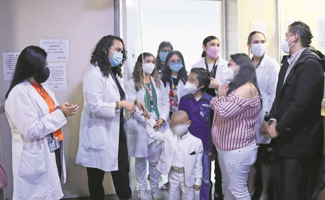 Tras 15 meses de tratamiento y un trasplante de células madre, Beto tocó la “campana de la vida”, porque ya está libre de cáncer. 