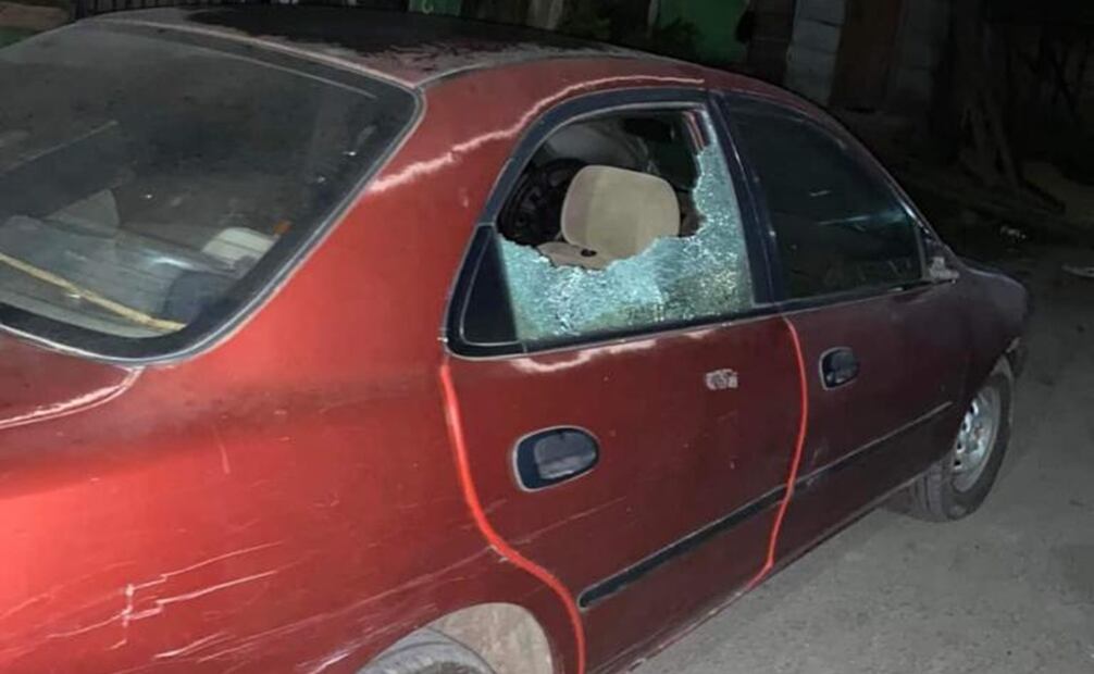 Como resultado de los choques entre pobladores y soldados, varios vehículos particulares y motocicletas resultaron dañadas. Foto: Especial.