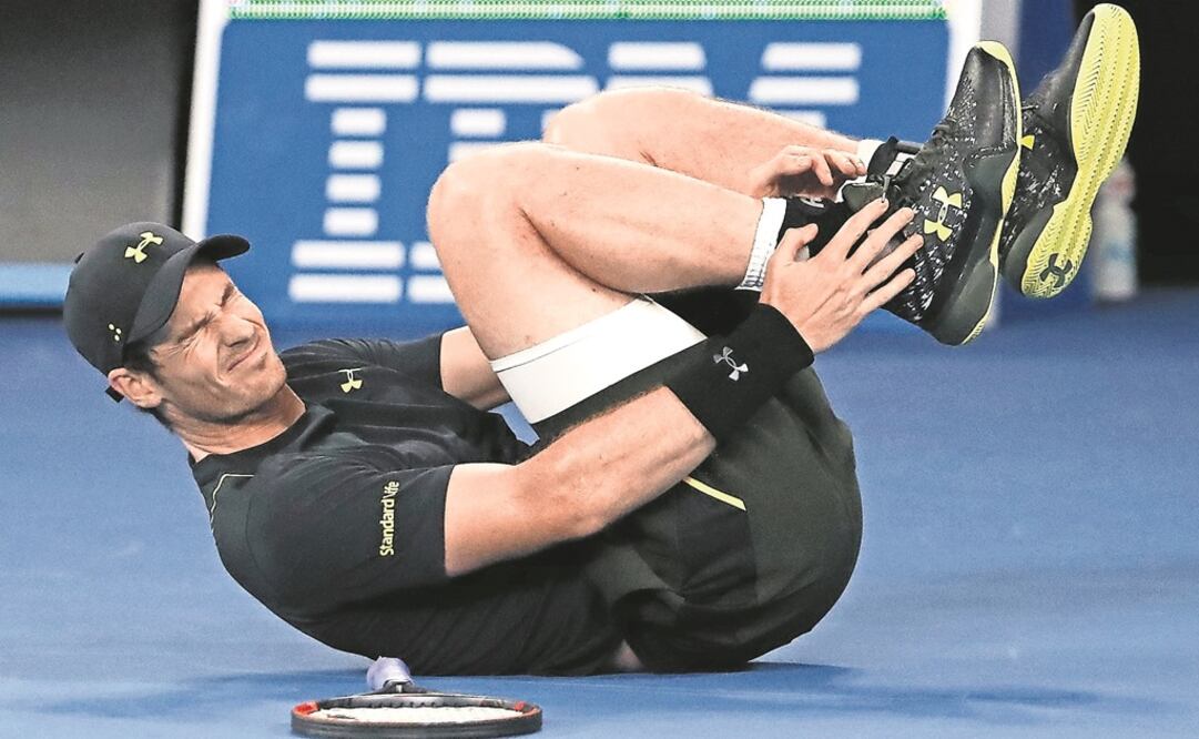 Andy Murray gesticula tras torcerse un tobillo. Foto: AP