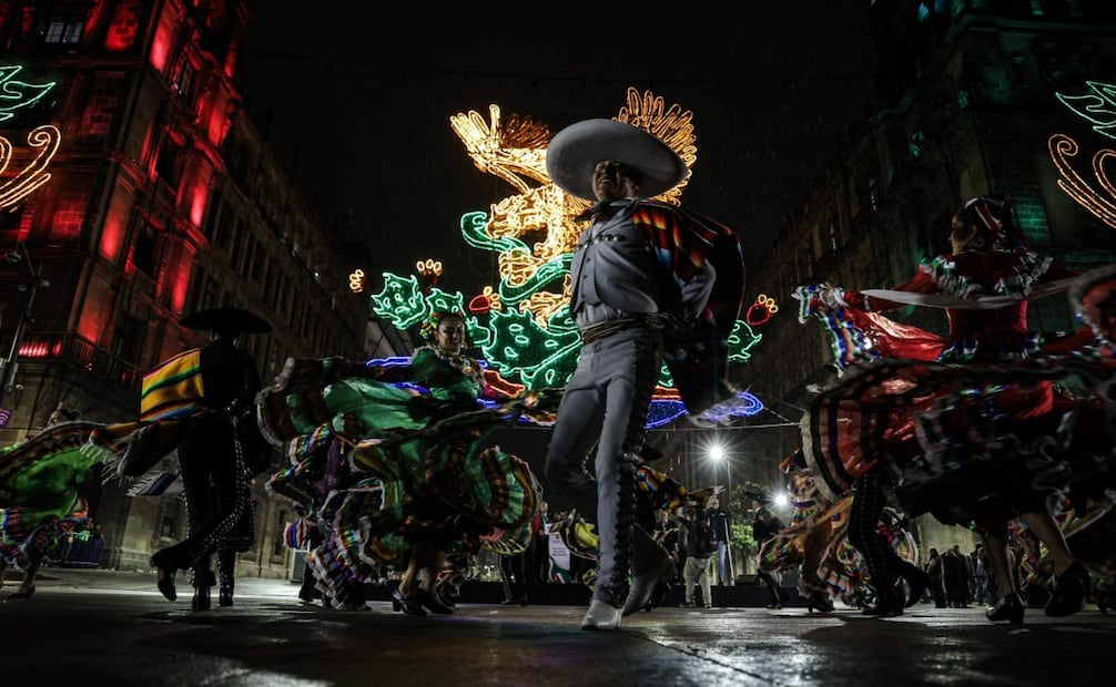 Brugada afirmó que mientras se ilumina el espacio público, se ilumina también la historia completa de México. Foto: Gabriel Pano / EL UNIVERSAL