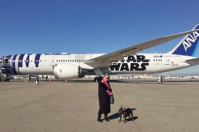 Elenco de Star Wars viaja en nave 'R2-D2'