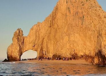 Turistas "olvidan" el Covid-19 y visitan playas de Cabo San Lucas