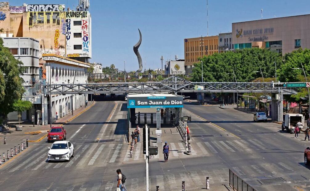 En Guadalajara la jornada transcurrió con muy poca gente en la calle y contados comercios abiertos. Foto: Miguel Garcia Garcia / EL UNIVERSAL