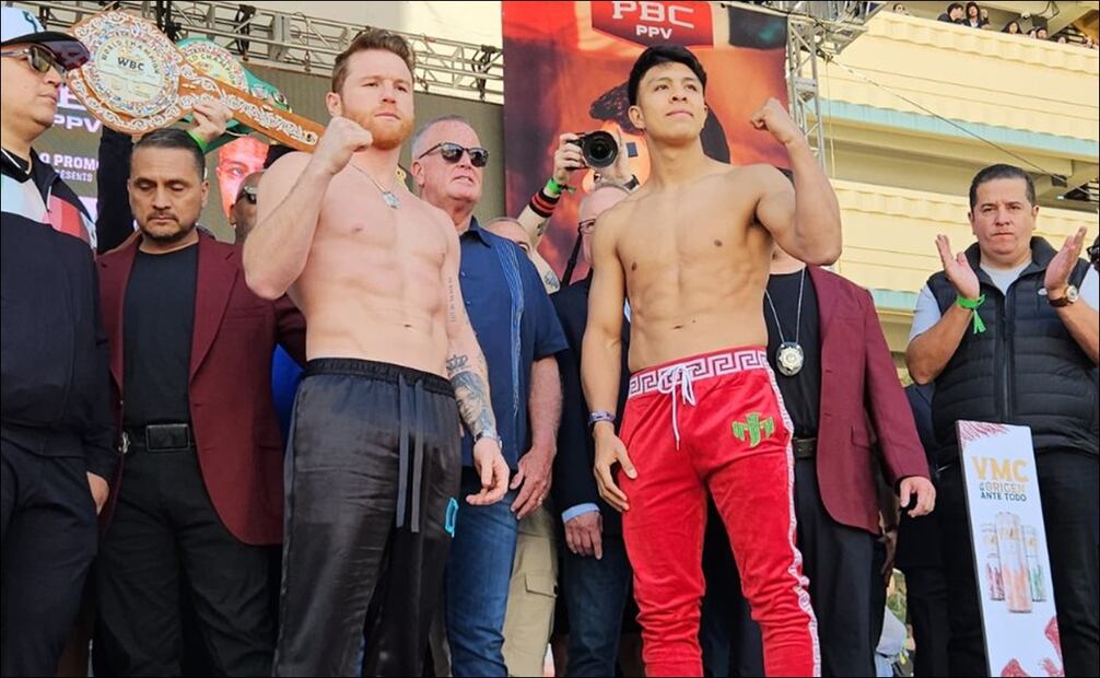 'Canelo' Álvarez y Jaime Munguía posan tras la ceremonia de pesaje: FOTO: @BoxAzteca7