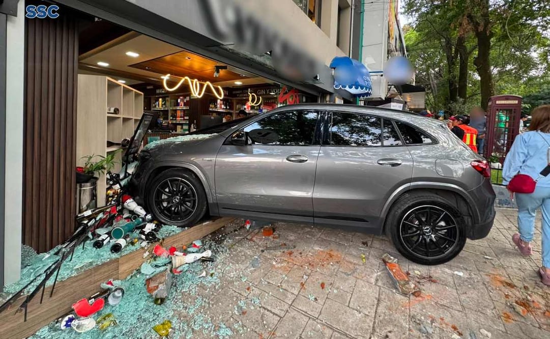 Camioneta se impacta contra tienda de vinos en Lomas de Chapultepec; una mujer resulta lesionada.
Foto: Especial.