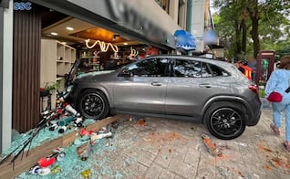 Camioneta se impacta contra tienda de vinos en Lomas de Chapultepec; una mujer resulta lesionada