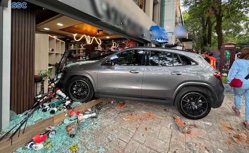 Camioneta se impacta contra tienda de vinos en Lomas de Chapultepec; una mujer resulta lesionada
