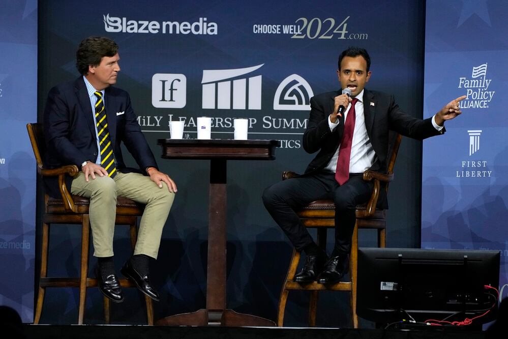El moderador Tucker Carlson, al entrevistar al aspirante presidencial Vivek Ramaswamy, durante la Cumbre de Liderazgo Familiar, el viernes 14 de julio de 2023 en Des Moines, Iowa. CHARLIE NEIBERGALL. AP