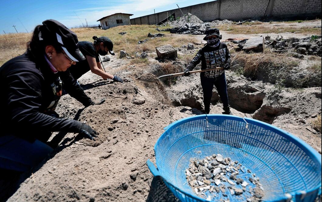 Autoridades federales y estatales realizan investigaciones en el Rancho Izaguirre en donde fueron encontrados restos humanos y cientos de pertenencias de personas en Teuchitlán, Jalisco, el 12 de marzo de 2025. Foto: AFP
