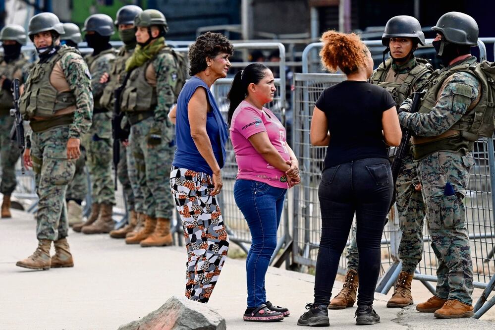 Familiares de reos esperan afue- ra de la prisión Guayas 1, tras una riña entre bandas rivales. Foto: Marcos Pin / AFP