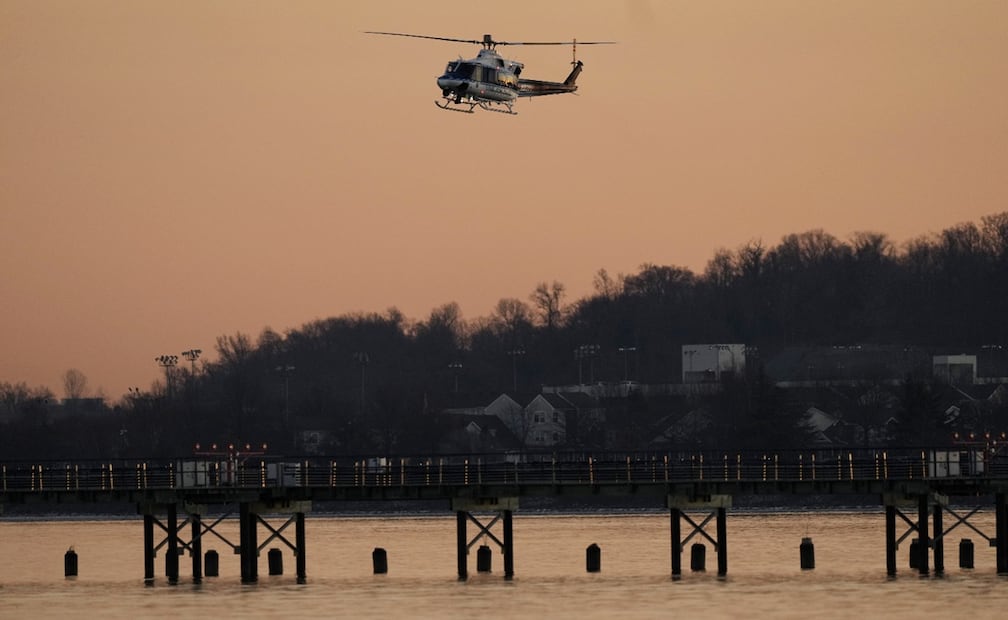 Buscan a supervivientes tras el choque entre un avión y un helicóptero en Washington. Foto: AP