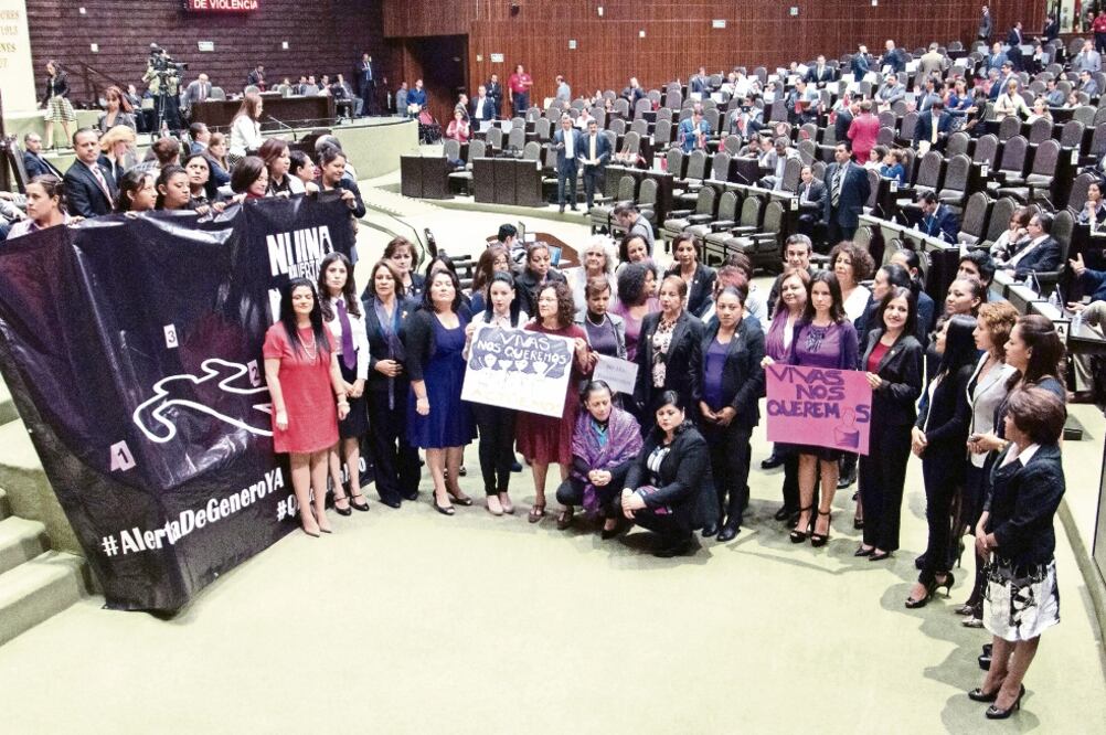 Mujeres en la Cámara de Diputados en protesta por la violencia de género que se vive en el país (ARCHIVO EL UNIVERSAL)