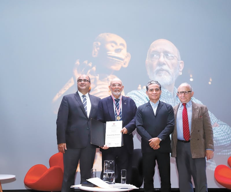 Leonardo López Luján, director del Proyecto Templo Mayor; Eduardo Matos Moctezuma; Felipe Leal, presidente del SCM; y Diego Prieto, director del INAH. BERENICE FREGOSO. EL UNIVERSAL