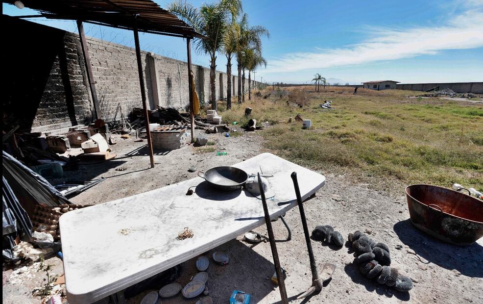 Restos de lo que parece ser una cocina en la imagen se observa una mesa, un cazón, quemadores y fibras para lavar trastes. Foto: AFP