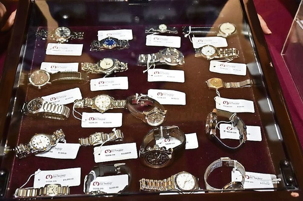 Procedencia. Los 376 relojes son producto de decomisos de diversos operativos, luego de que los vendedores no pudieron acreditar su legal procedencia (CORTESÍA)