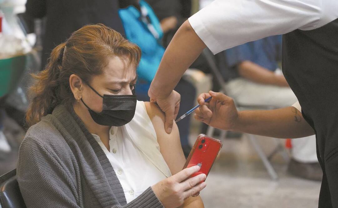 Según el Inegi, 7.1 millones de residentes de la capital son mayores de 18 años; actualmente 2 millones han sido vacunados en su totalidad. Foto: Especial.