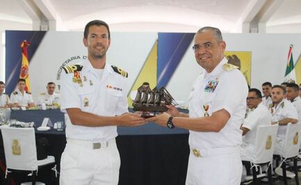 Escuela Naval Militar de Veracruz recibe a tripulación de la Armada de España; realizan intercambio de presentes protocolarios