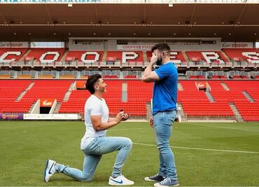 Joshua Cavallo, futbolista abiertamente gay, pide matrimonio a su novio en el estadio del Adelaide United