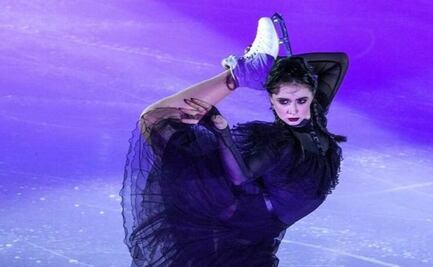 VIDEO: Kamila Valieva, patinadora rusa, gana medalla por su rutina de Merlina 