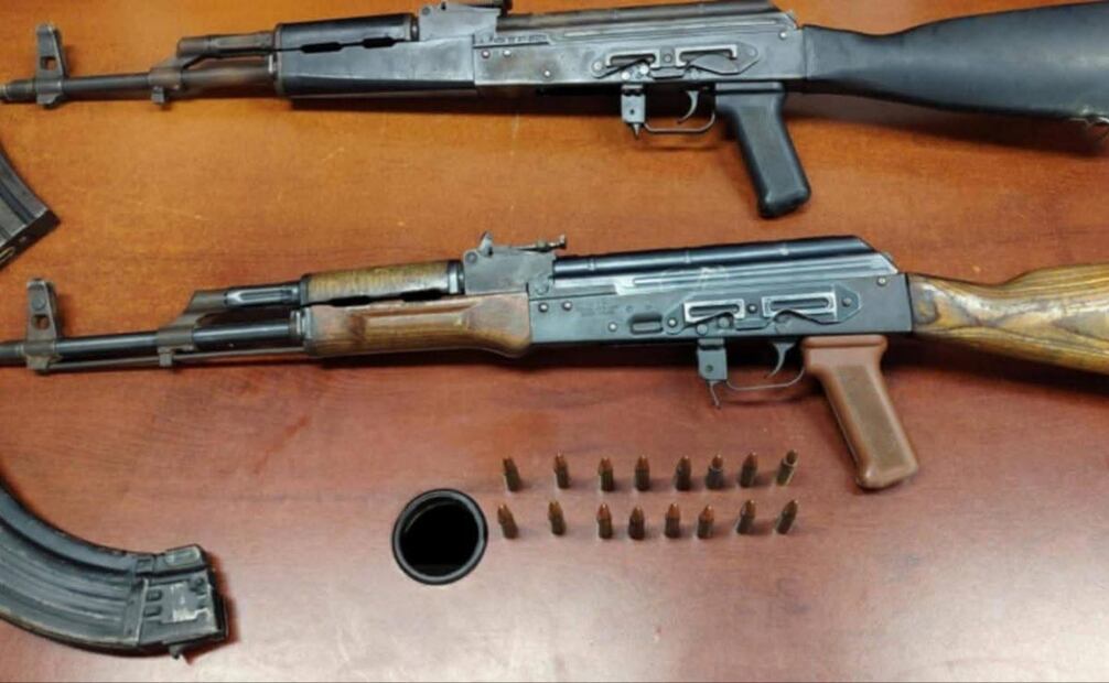 Durante el cateo se aseguraron armas (12/08/2025). Foto: Especial