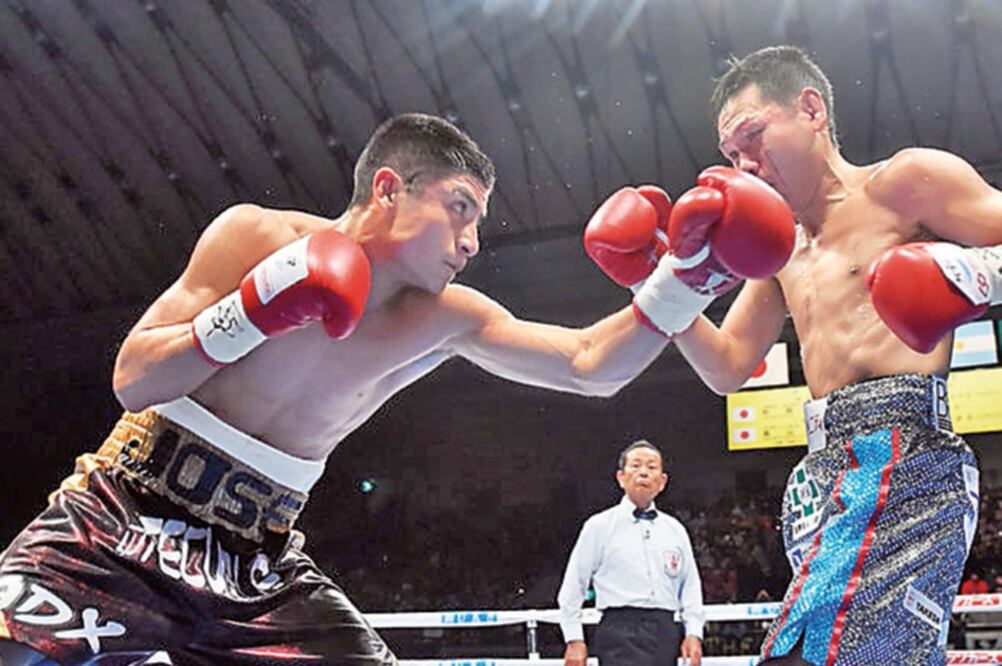 El púgil mexicano se impuso por decisión técnica, luego de que el local sufriera una cortada en el ojo (ESPECIAL. EL UNIVERSAL)