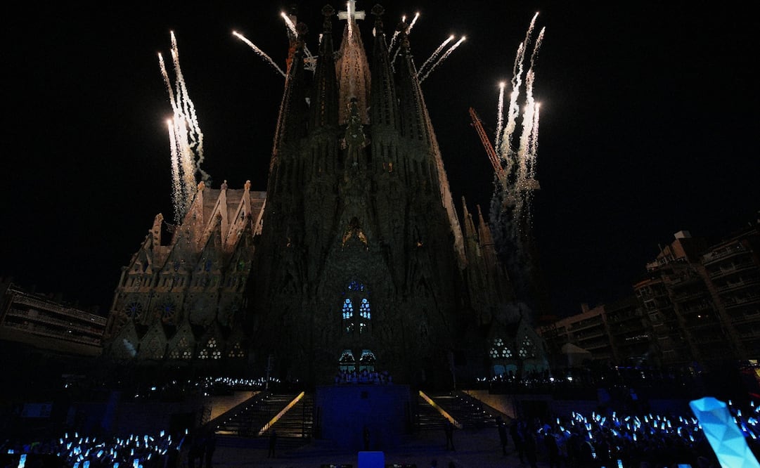 El papa León XIV en la bendición de la Torre de Jesucristo en la Sagrada Familia. Foto: AP.