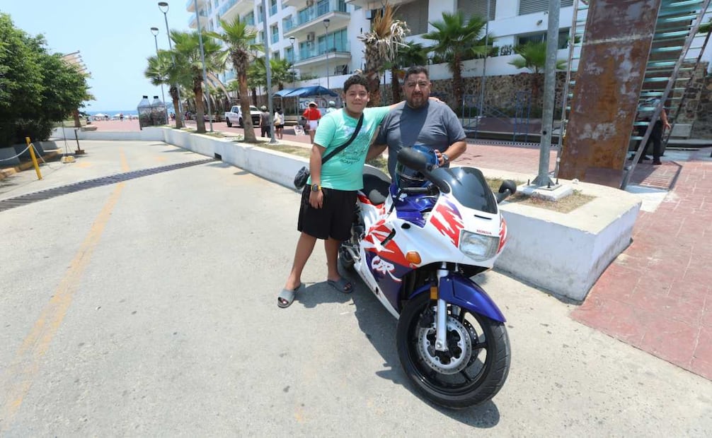 Con sólo 11 años, Emilio ya conduce una motocicleta deportiva 600 cc durante el Acamoto 2026 (17/05/2026). Foto: Especial